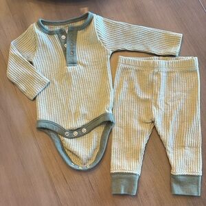 NWOT Cloud Island Newborn boy two-piece long sleeve onesie and pants set
